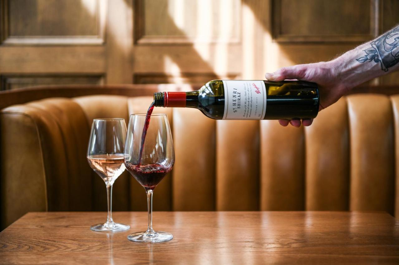 Powerhouse Hotel Tamworth By Rydges Εξωτερικό φωτογραφία Wine being poured