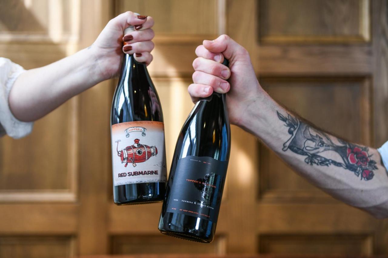 Powerhouse Hotel Tamworth By Rydges Εξωτερικό φωτογραφία Two bottles of wine