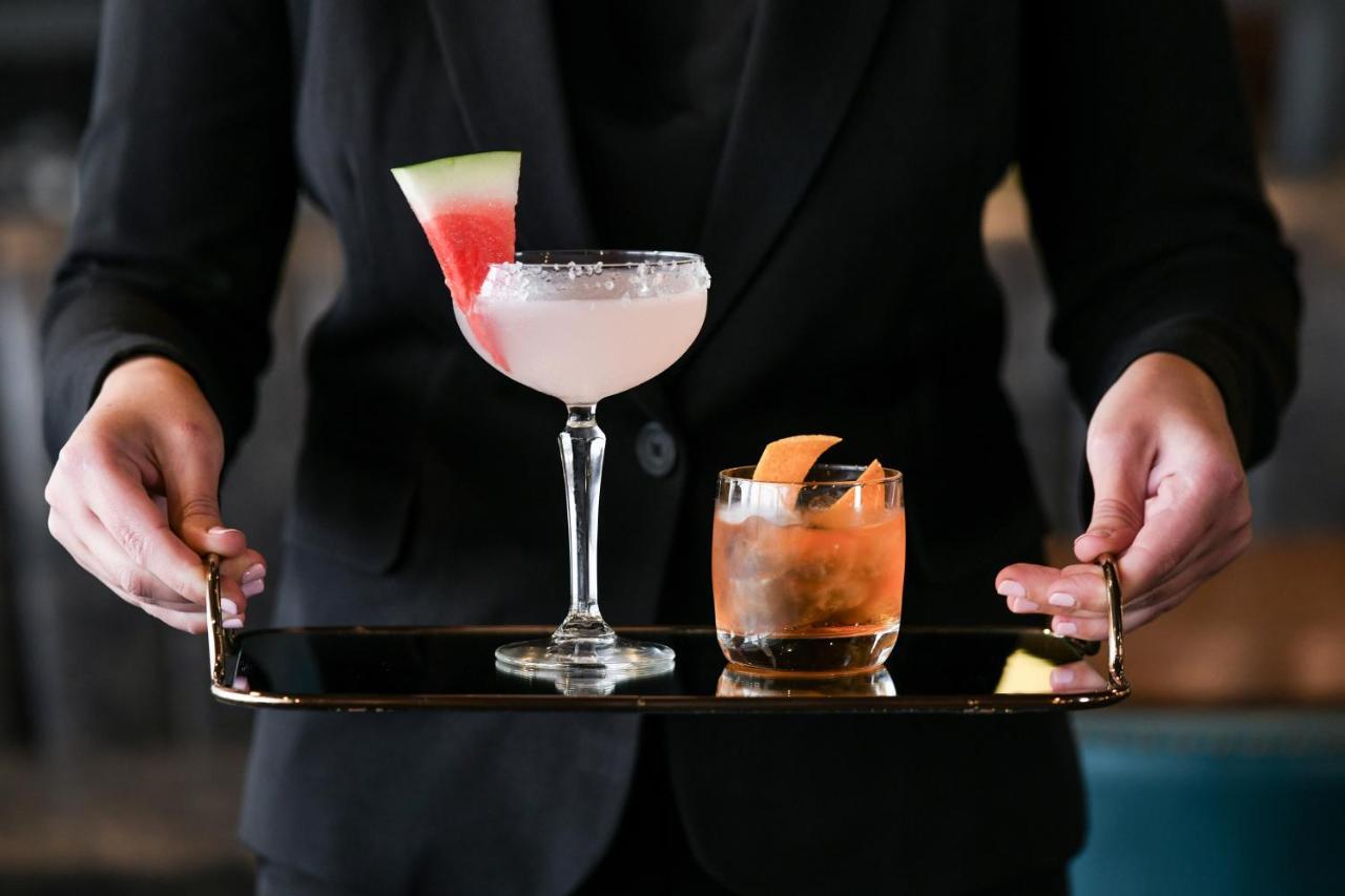 Powerhouse Hotel Tamworth By Rydges Εξωτερικό φωτογραφία A server holding a tray of cocktails