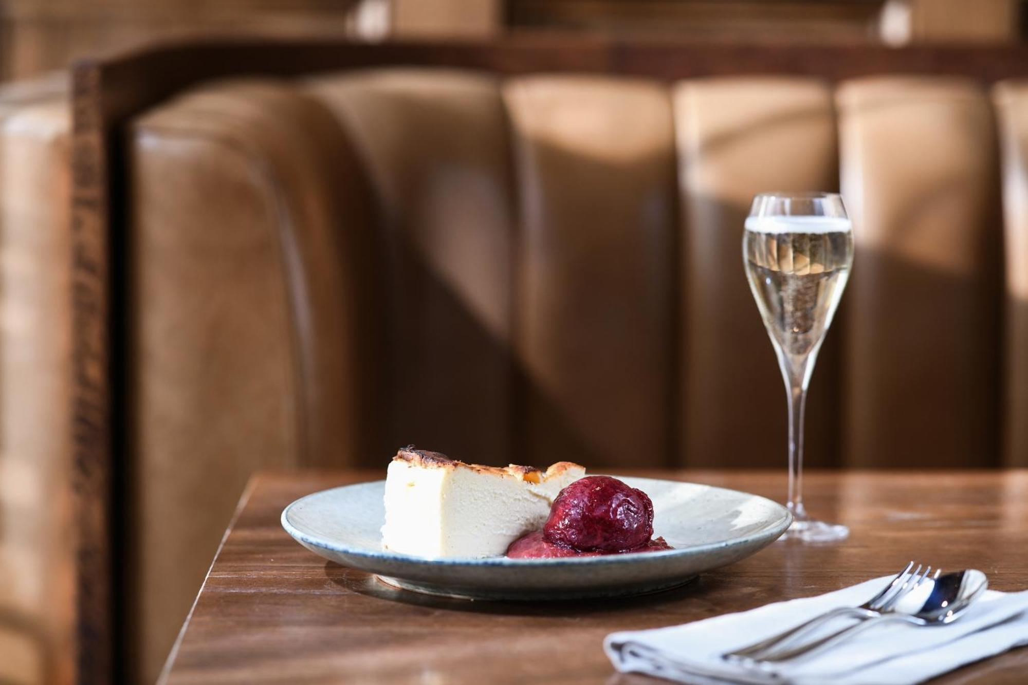 Powerhouse Hotel Tamworth By Rydges Εξωτερικό φωτογραφία A glass of Champagne with a dessert