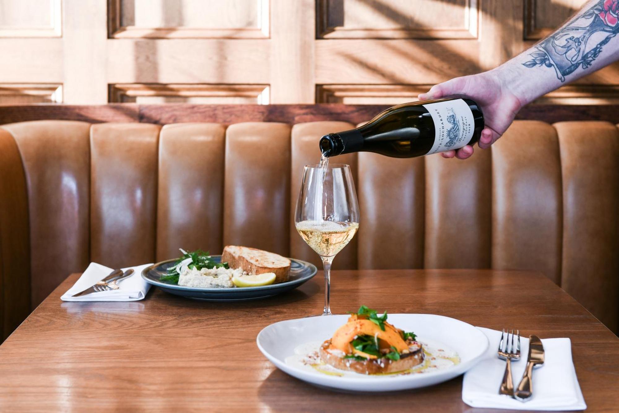 Powerhouse Hotel Tamworth By Rydges Εξωτερικό φωτογραφία A server pours wine at a restaurant